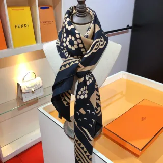 Hermès नेवी बेज ज्यामितीय फूल प्रिंट सिल्क स्कार्फ