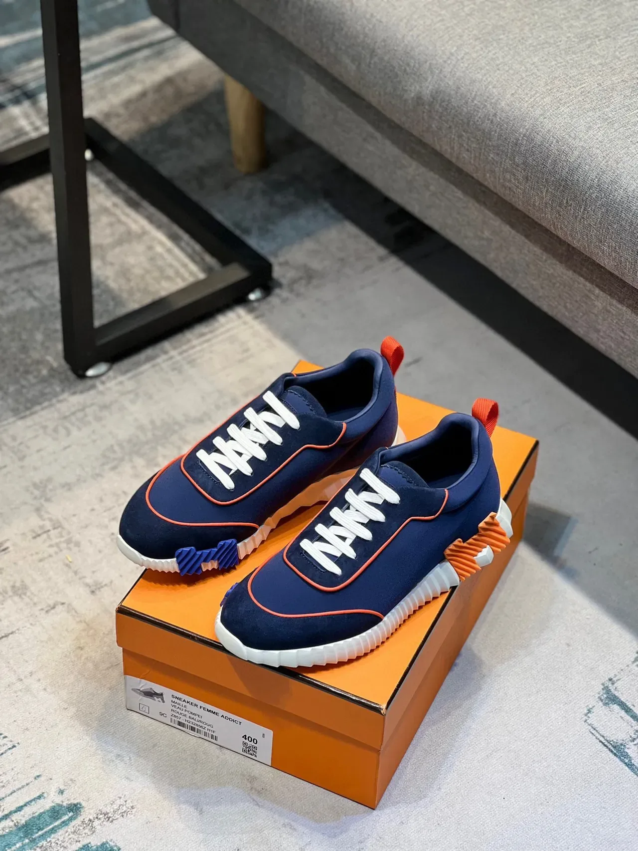 Hermès حذاء أسلوب حياة بـ Navy Orange و Neoprene على الجزء العلوي مع تفاصيل التوصيل 2