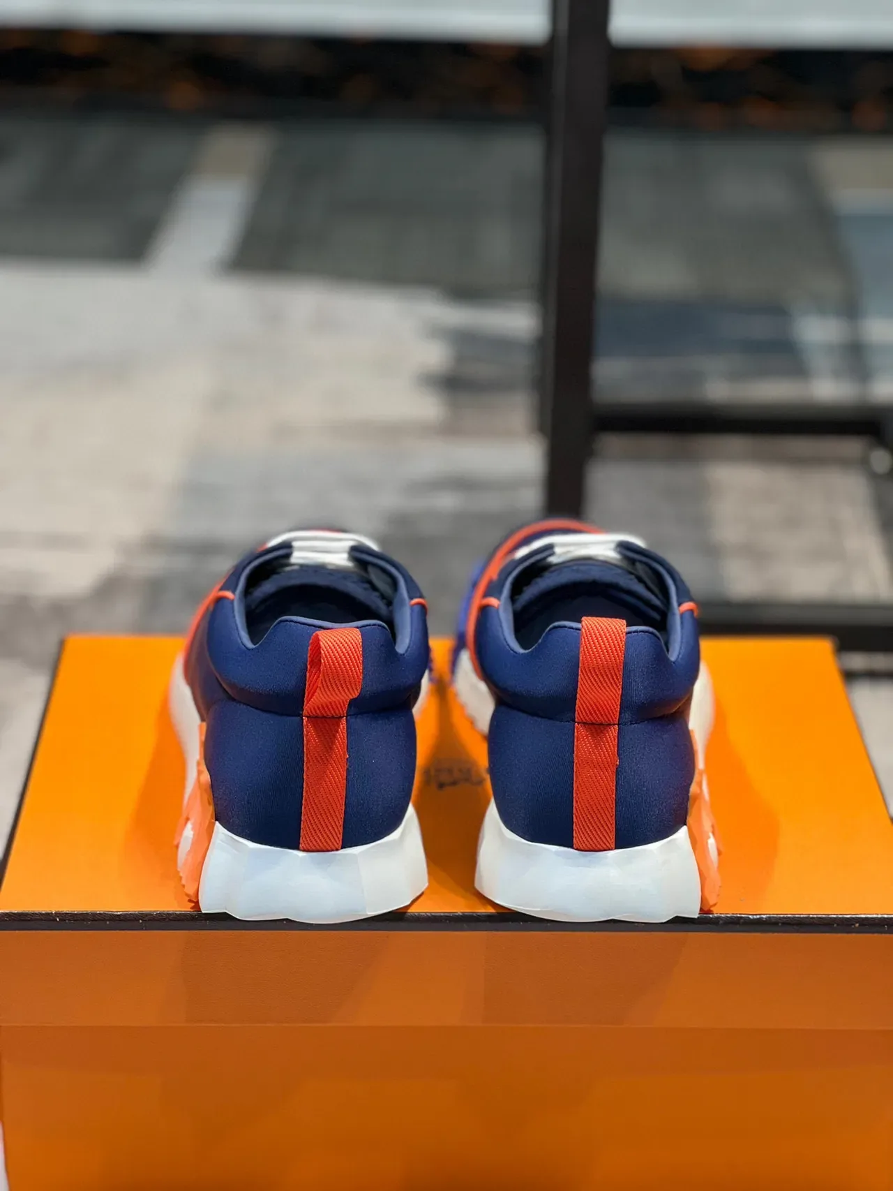Hermès حذاء أسلوب حياة بـ Navy Orange و Neoprene على الجزء العلوي مع تفاصيل التوصيل 3