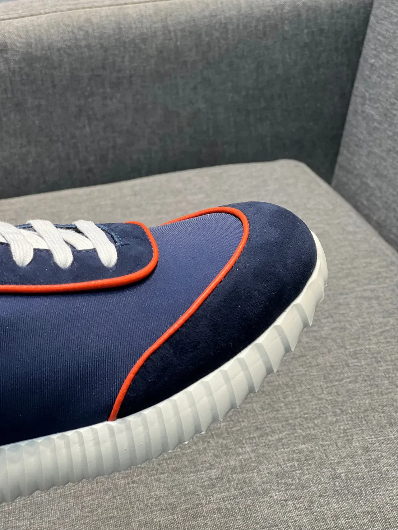 Hermès حذاء أسلوب حياة بـ Navy Orange و Neoprene على الجزء العلوي مع تفاصيل التوصيل 4