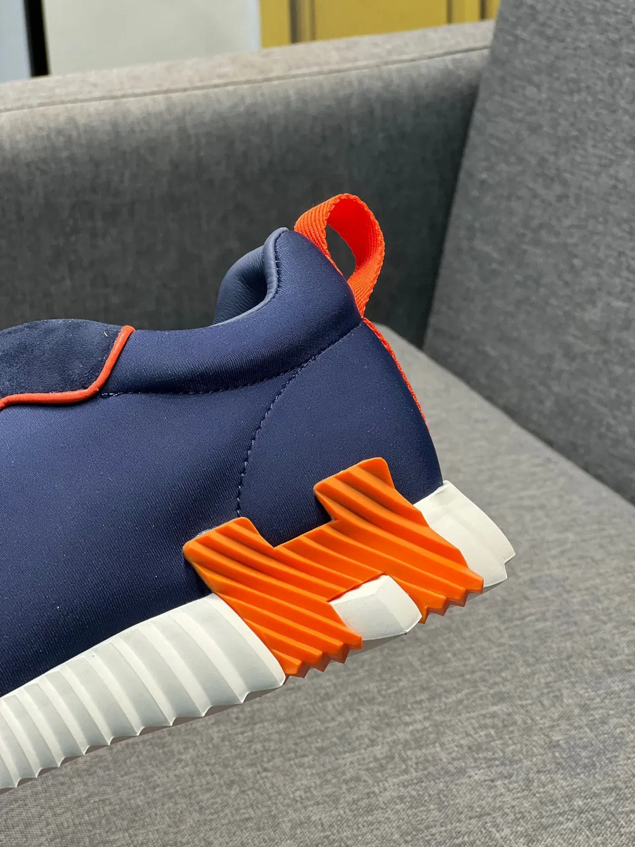 Hermès حذاء أسلوب حياة بـ Navy Orange و Neoprene على الجزء العلوي مع تفاصيل التوصيل 8