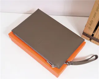 Hermès Bleu marine Cuir texturé grainé Logo H embossé wristlet 8