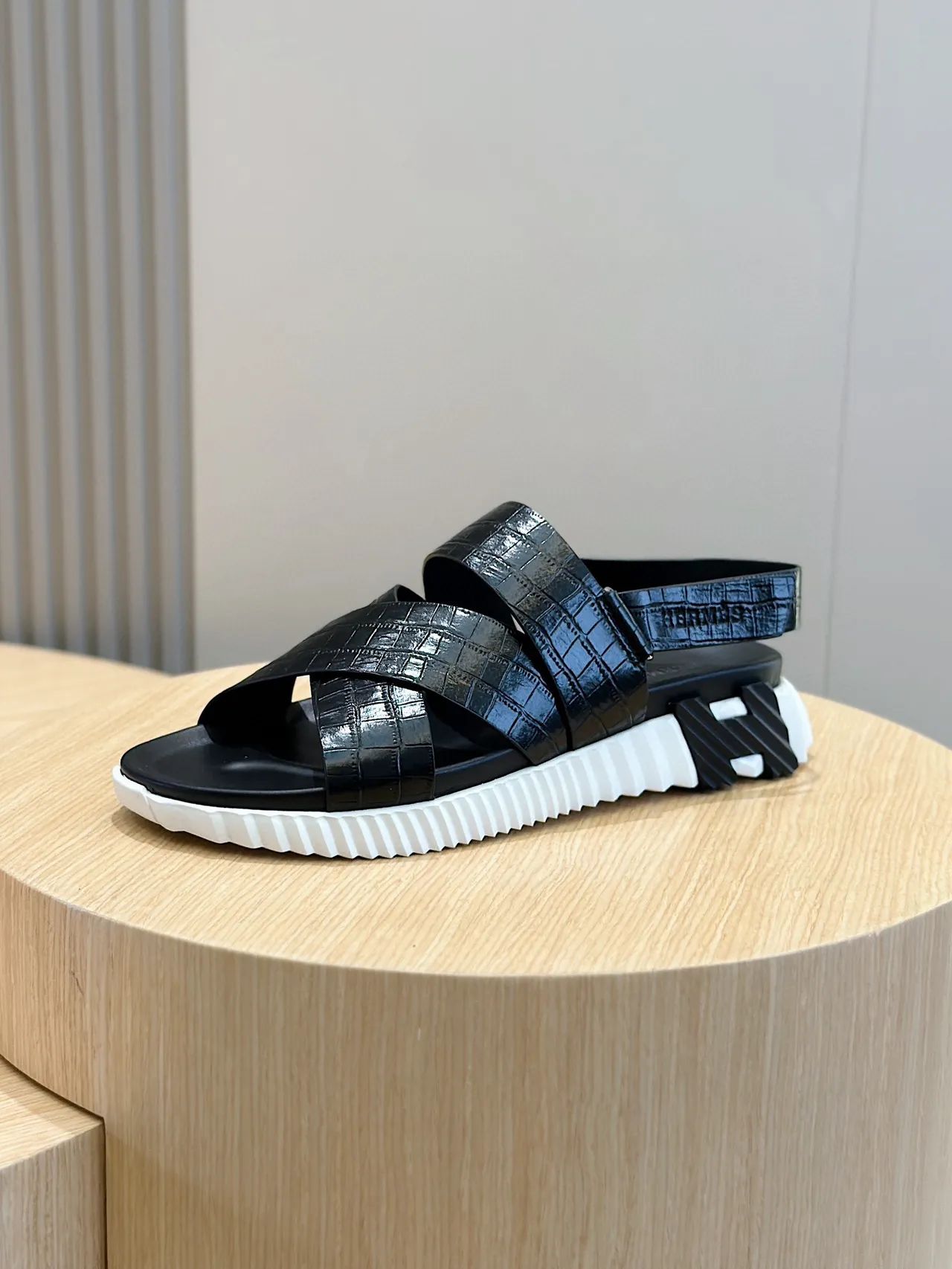 Hermès Oran Sandalias casuales negras con estampado de cocodrilo 2