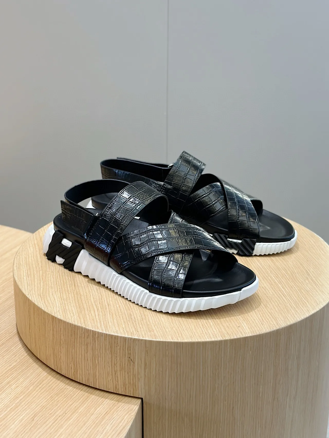Hermès Oran Sandalias casuales negras con estampado de cocodrilo 3