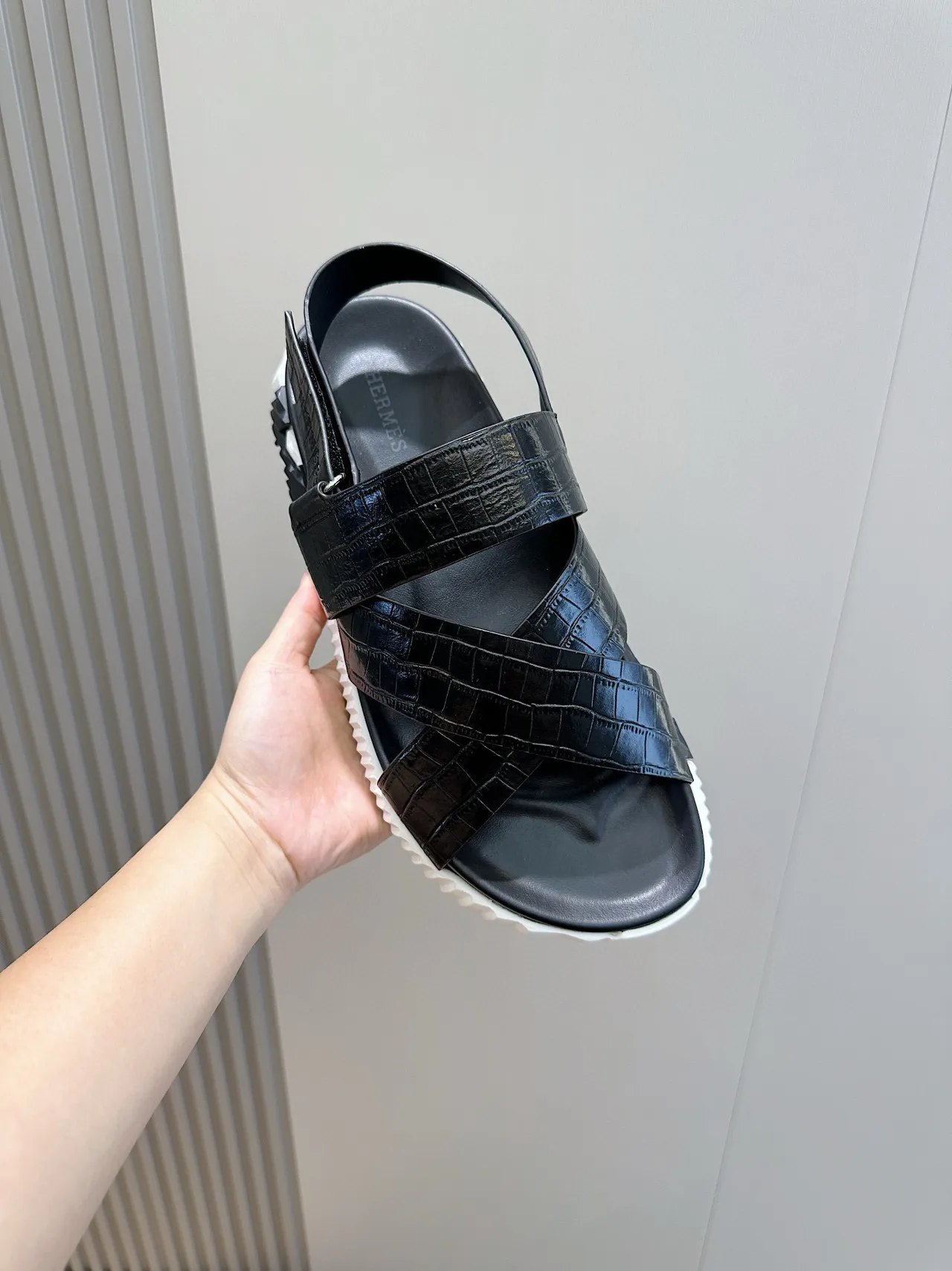 Hermès Oran Sandalias casuales negras con estampado de cocodrilo 4