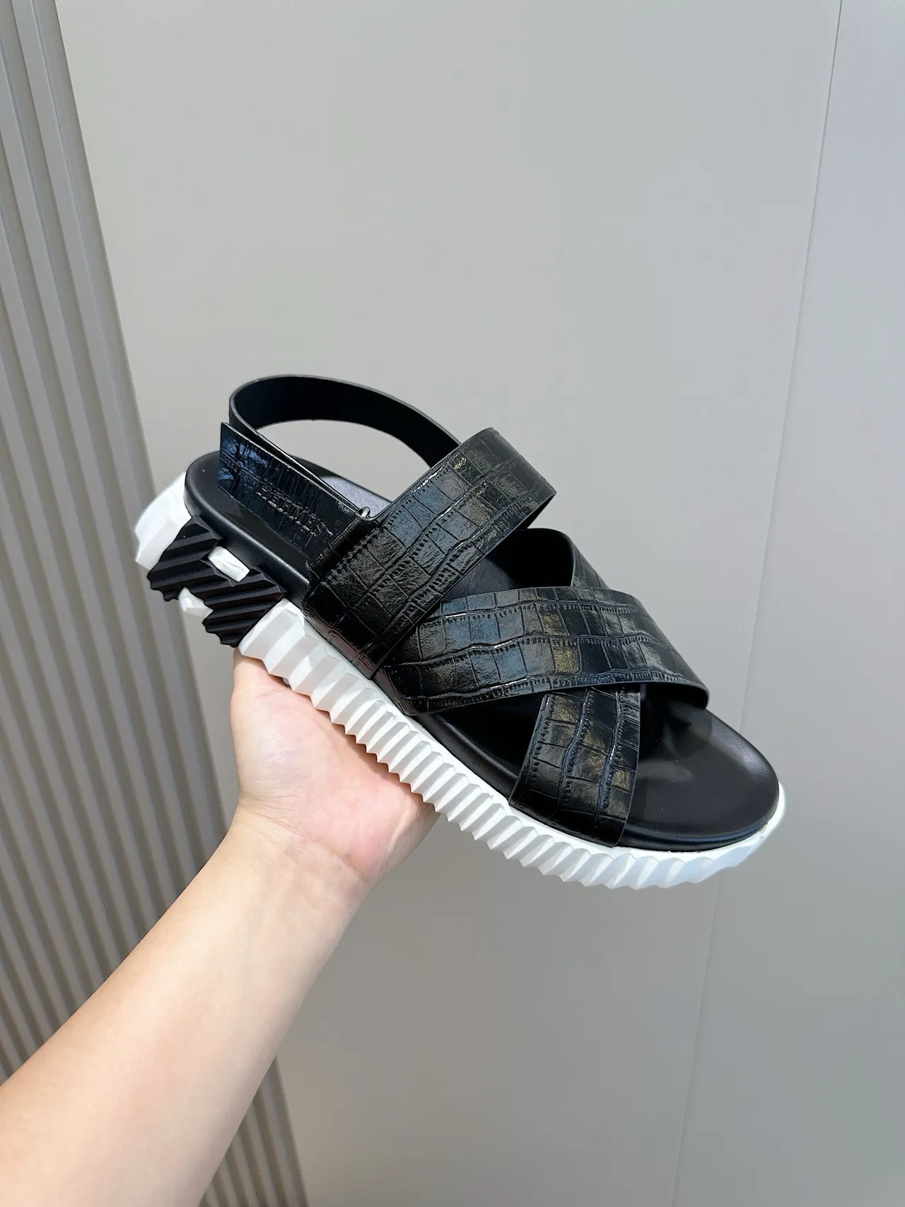 Hermès Oran Sandalias casuales negras con estampado de cocodrilo 5