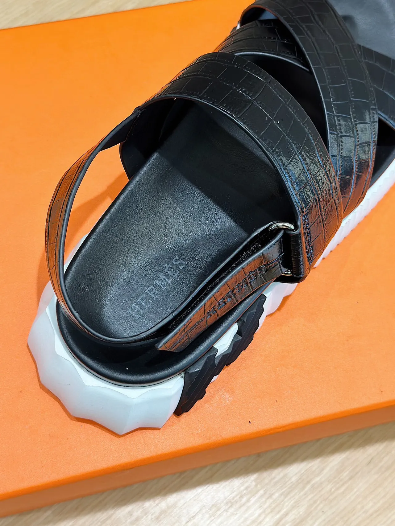 Hermès Oran Sandalias casuales negras con estampado de cocodrilo 6