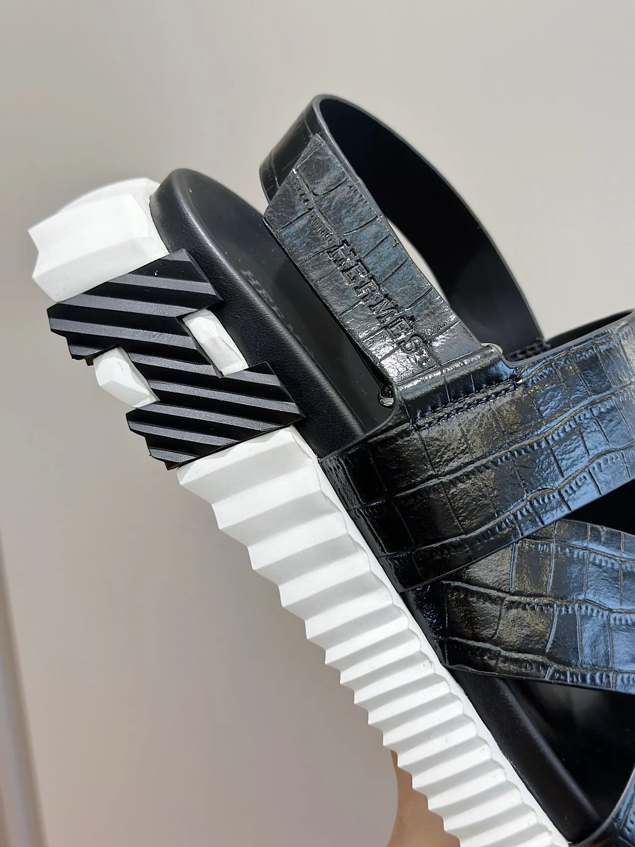 Hermès Oran Sandalias casuales negras con estampado de cocodrilo 7