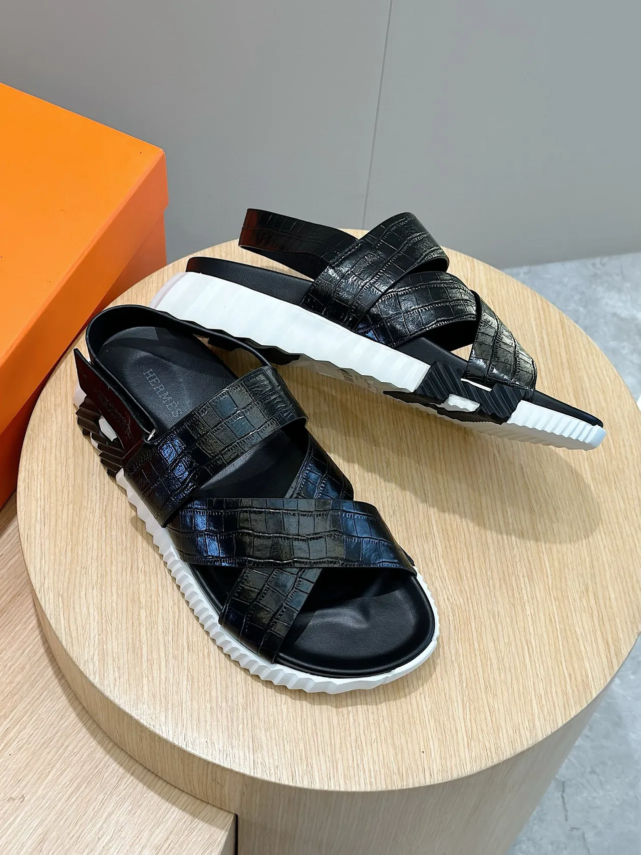 Hermès Oran Sandalias casuales negras con estampado de cocodrilo 8