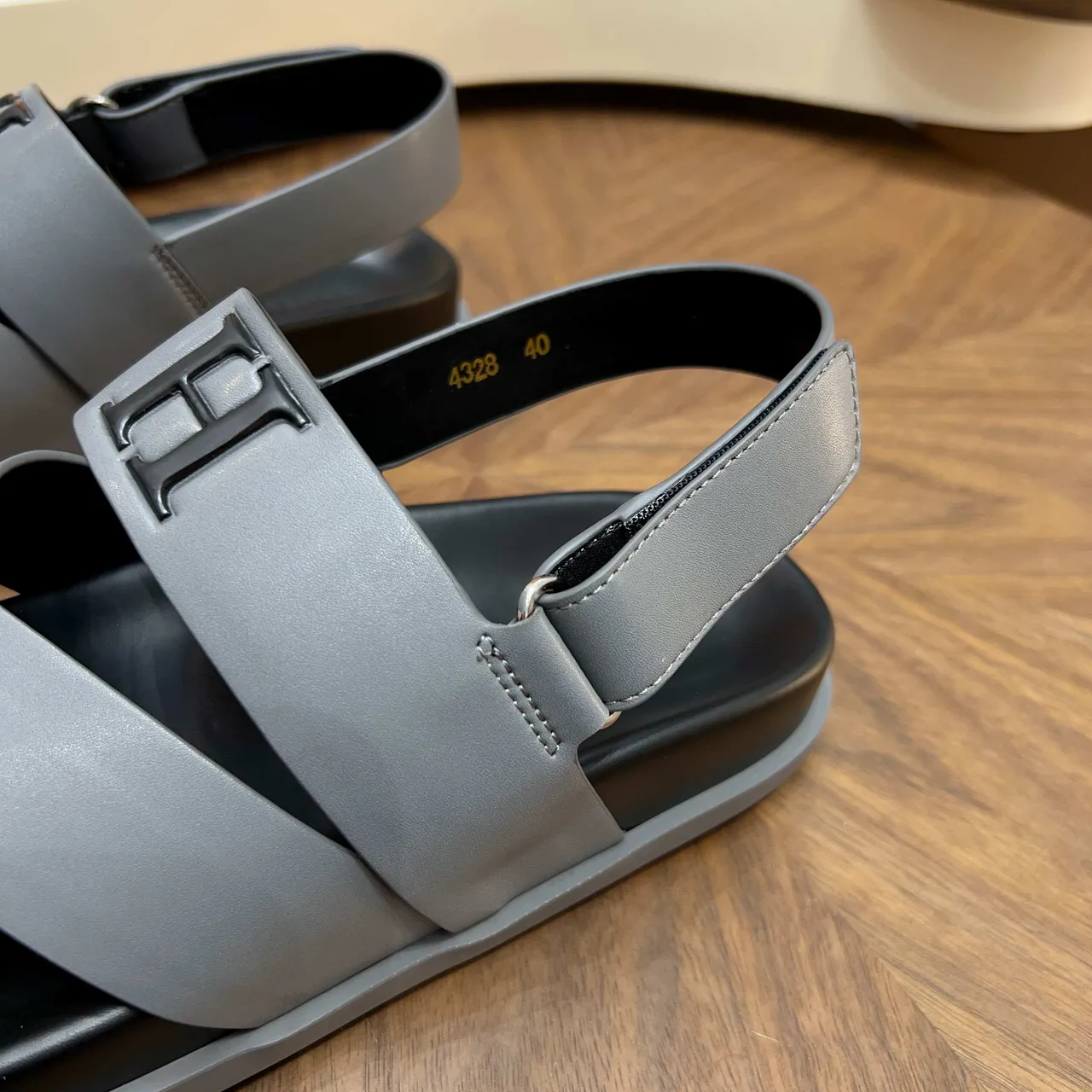 Hermès Oran Brown Black Crossed Leather Straps Prominent H-Buckle Hardware Gladiator Sandals 2