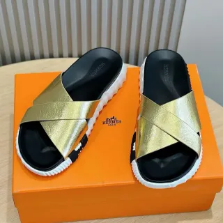 Hermès Oran सोने का काला धातुकी चमकदार क्रॉसओवर पट्टियों वाला मोल्डेड फुटबेड स्लिपर्स