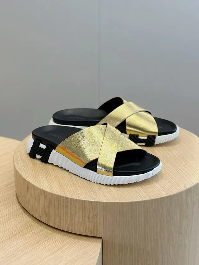 Hermès Oran সোনার কালো ধাতবিক ক্রিসক্রস স্ট্র্যাপ মোল্ডেড ফুটবেড স্লিপার 3