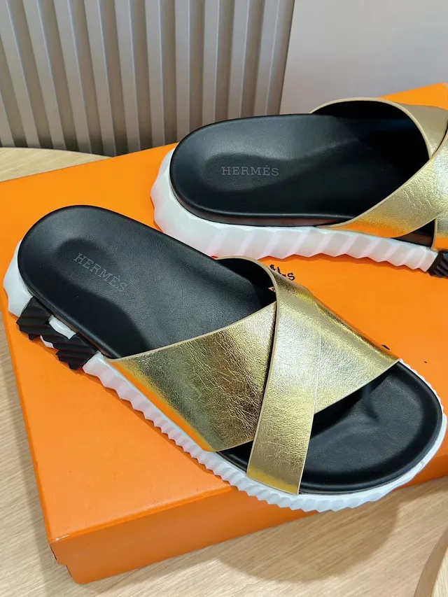 Hermès Oran সোনার কালো ধাতবিক ক্রিসক্রস স্ট্র্যাপ মোল্ডেড ফুটবেড স্লিপার 5