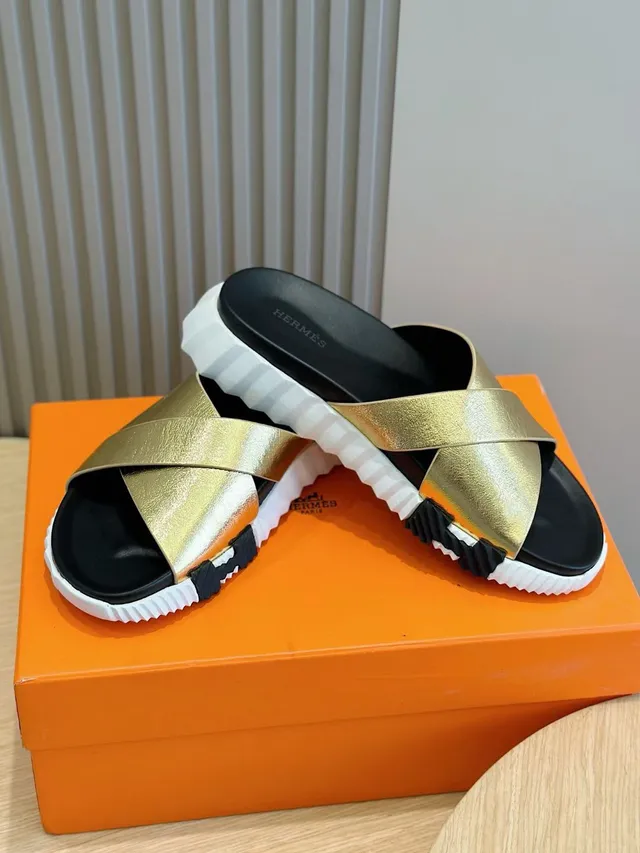 Hermès Oran সোনার কালো ধাতবিক ক্রিসক্রস স্ট্র্যাপ মোল্ডেড ফুটবেড স্লিপার 6