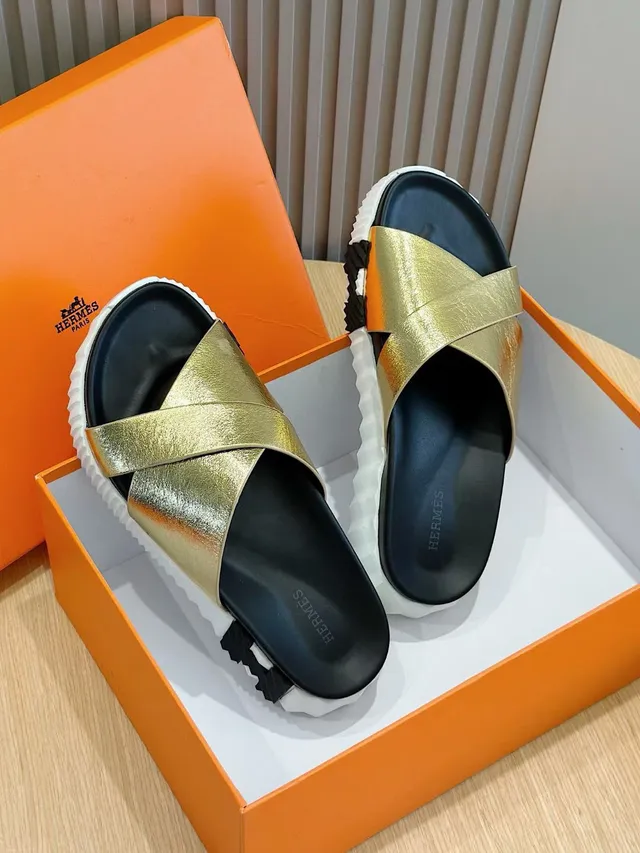 Hermès Oran সোনার কালো ধাতবিক ক্রিসক্রস স্ট্র্যাপ মোল্ডেড ফুটবেড স্লিপার 8