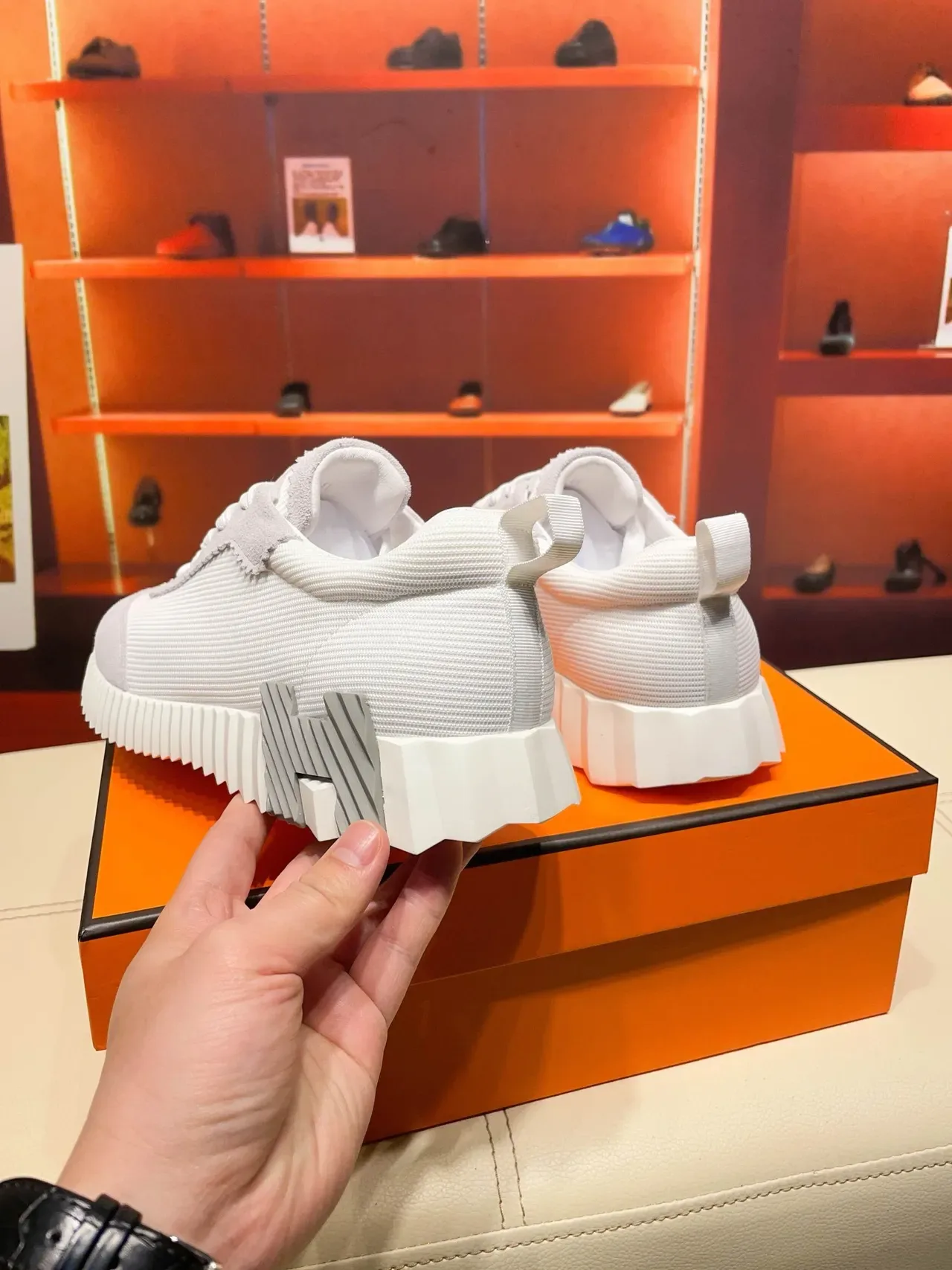Hermès Oran Cinza Branco Sola Intermediária Esculpida Sulcada Camurça Camada E Malha Texturizada Superior Tênis Lifestyle 2