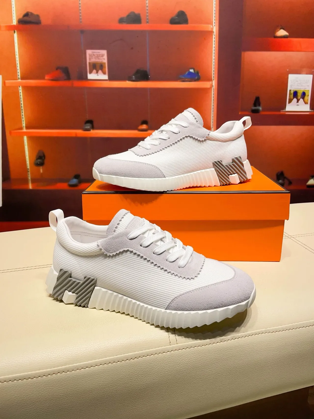 Hermès Oran Cinza Branco Sola Intermediária Esculpida Sulcada Camurça Camada E Malha Texturizada Superior Tênis Lifestyle 3