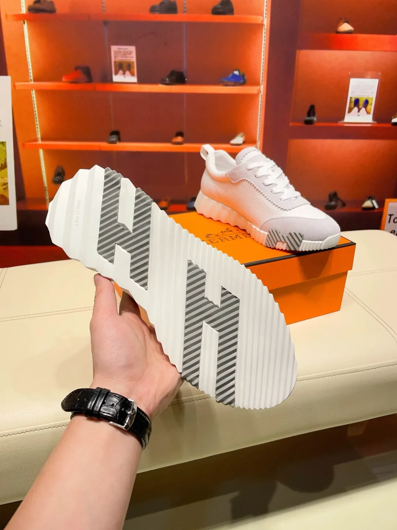 Hermès Oran Cinza Branco Sola Intermediária Esculpida Sulcada Camurça Camada E Malha Texturizada Superior Tênis Lifestyle 4