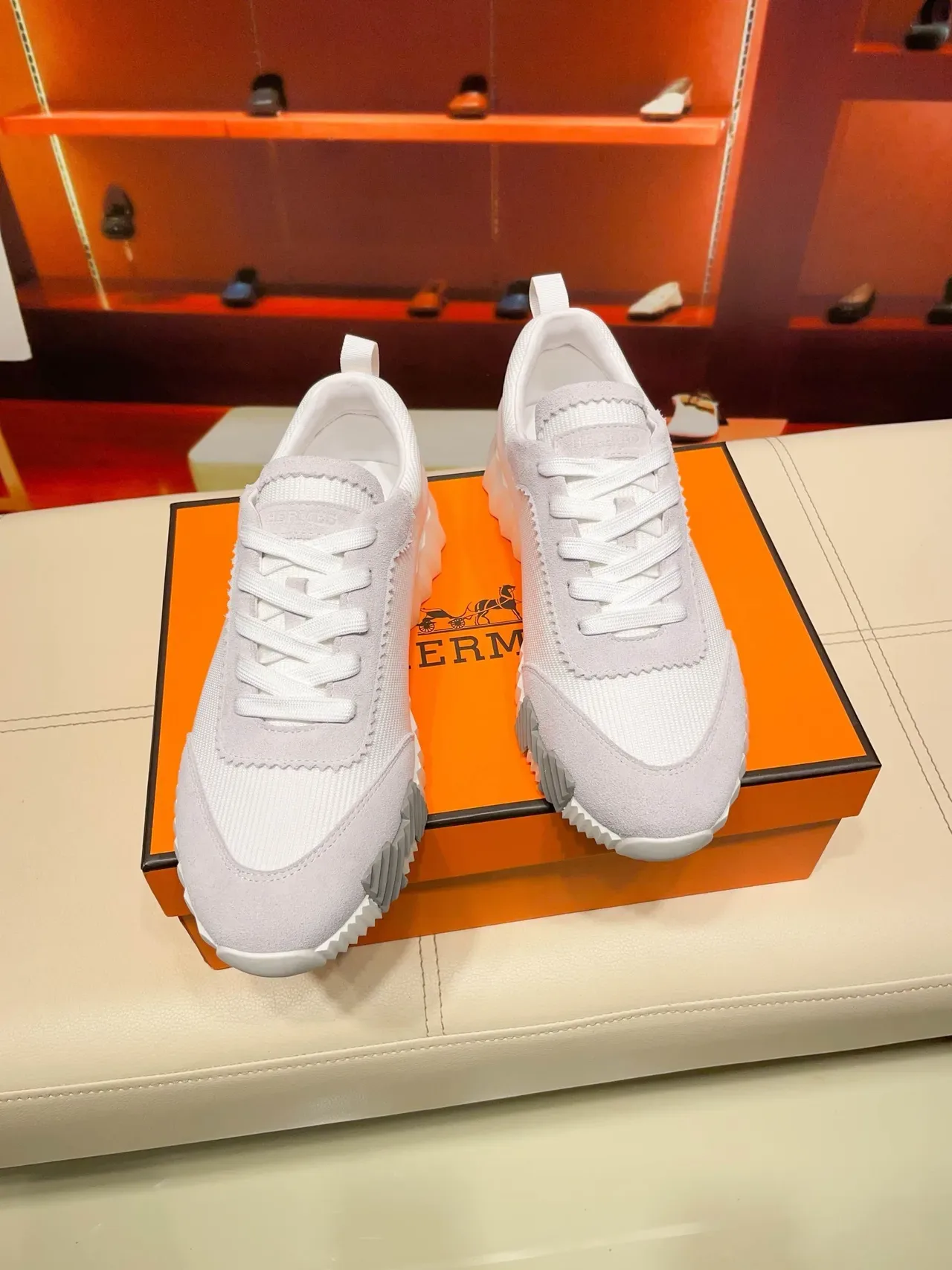 Hermès Oran Cinza Branco Sola Intermediária Esculpida Sulcada Camurça Camada E Malha Texturizada Superior Tênis Lifestyle 5