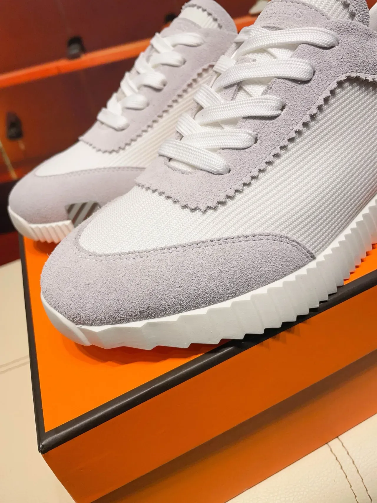 Hermès Oran Cinza Branco Sola Intermediária Esculpida Sulcada Camurça Camada E Malha Texturizada Superior Tênis Lifestyle 7