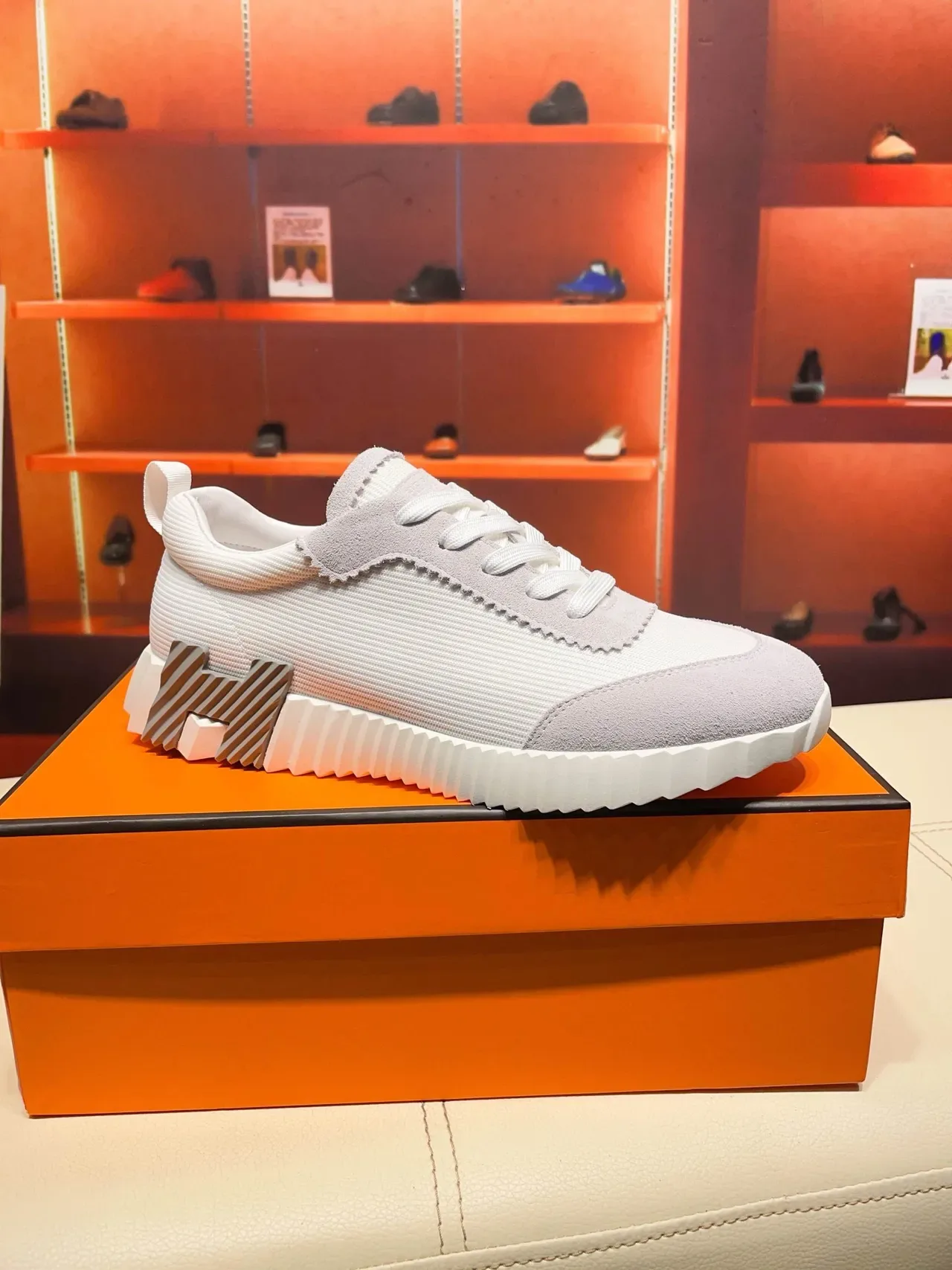 Hermès Oran Cinza Branco Sola Intermediária Esculpida Sulcada Camurça Camada E Malha Texturizada Superior Tênis Lifestyle 9