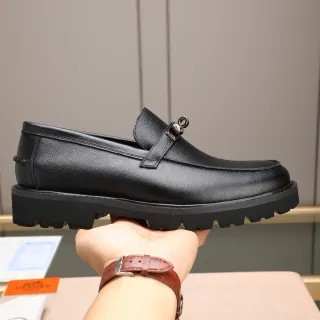 Hermès Oran 黑色纹理皮革马衔扣粗纹底乐福鞋