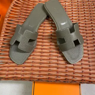 Hermès Oran Sandálias de Couro Verde Oliva Tira H-Strap