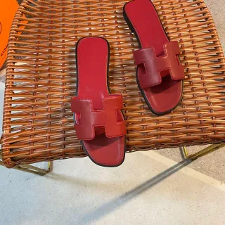 Hermès Oran लाल চামড়া H-strap স্লিপার