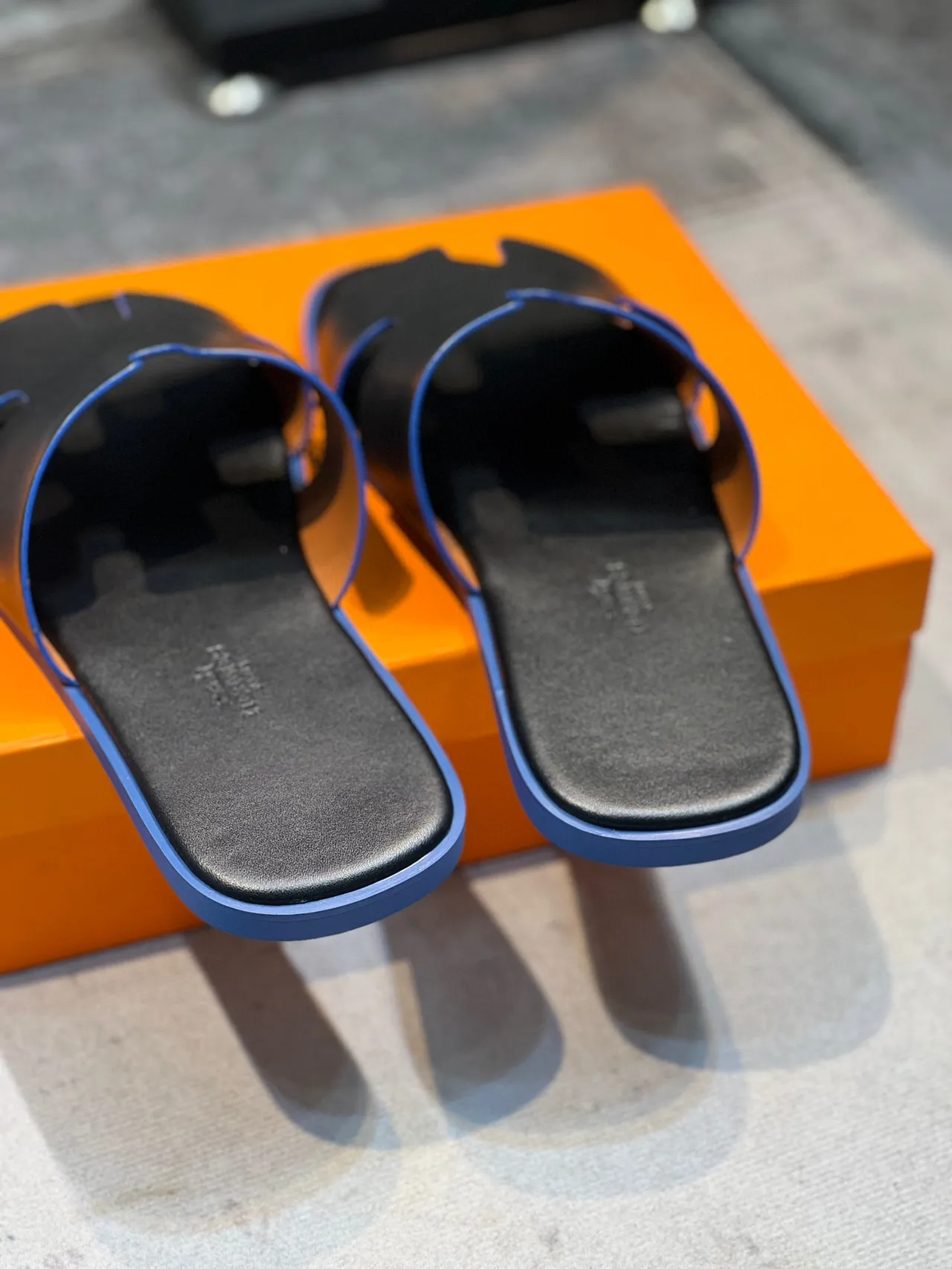 Hermès Oran Slide Preto Azul Cinta em Forma de H Couro Matte Superior Chinelos 2