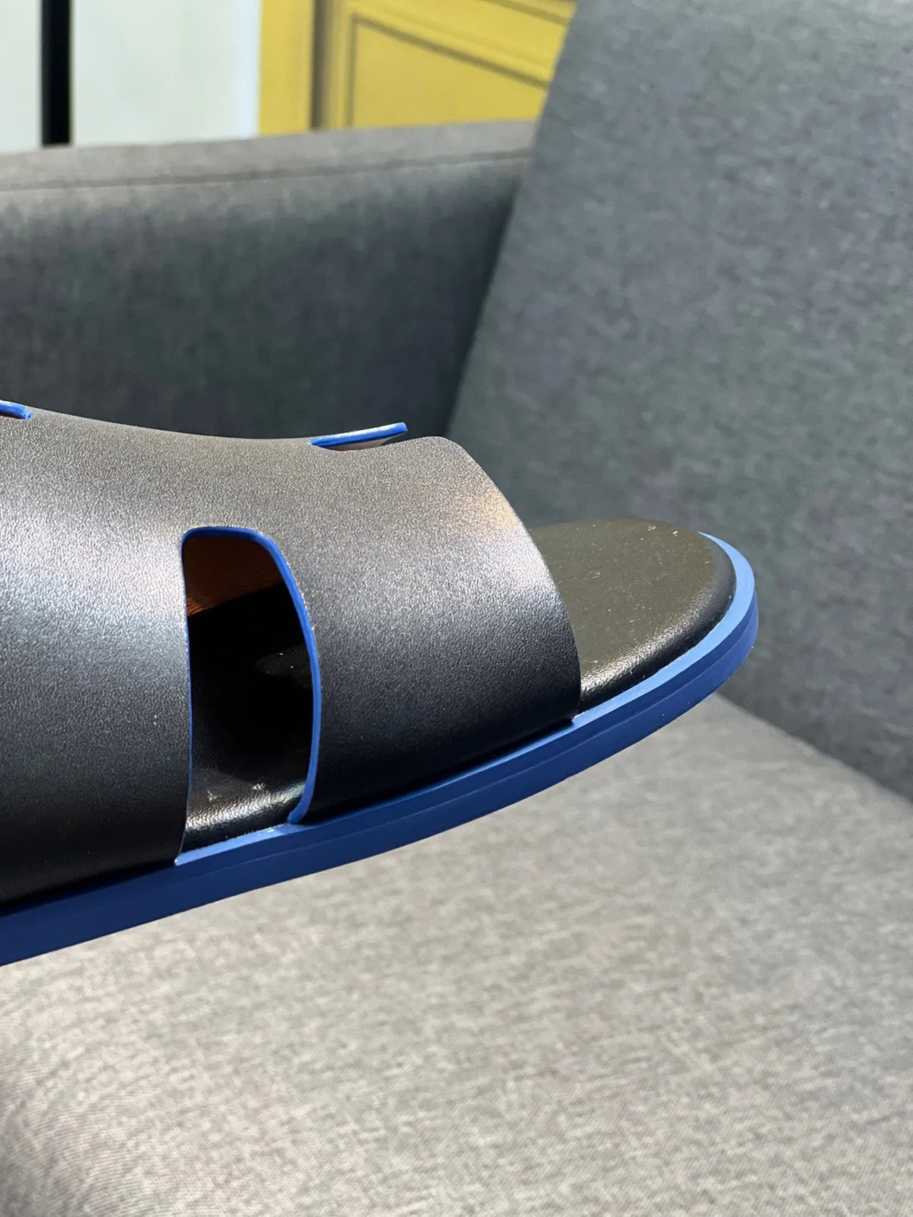 Hermès Oran Slide Preto Azul Cinta em Forma de H Couro Matte Superior Chinelos 3