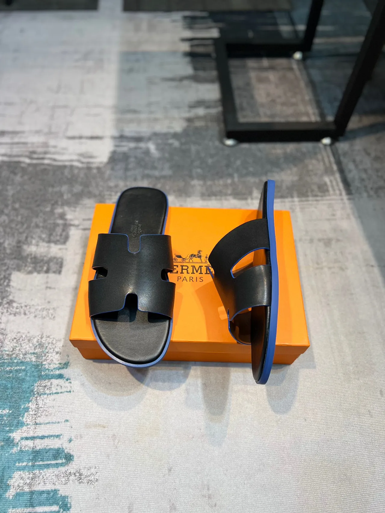 Hermès Oran Slide Preto Azul Cinta em Forma de H Couro Matte Superior Chinelos 4