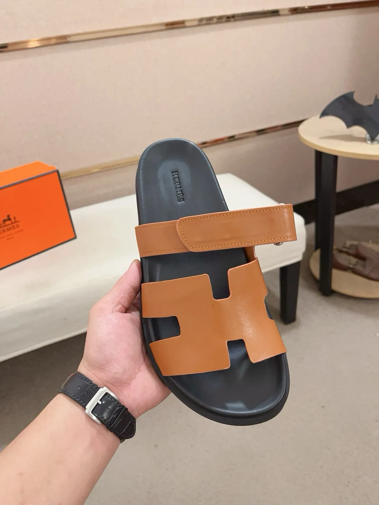 Hermès Oran Cuero Tan y Goma Negra Sandalias Casuales 2
