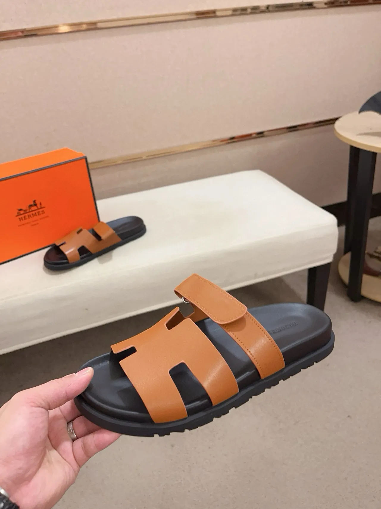 Hermès Oran Cuero Tan y Goma Negra Sandalias Casuales 3