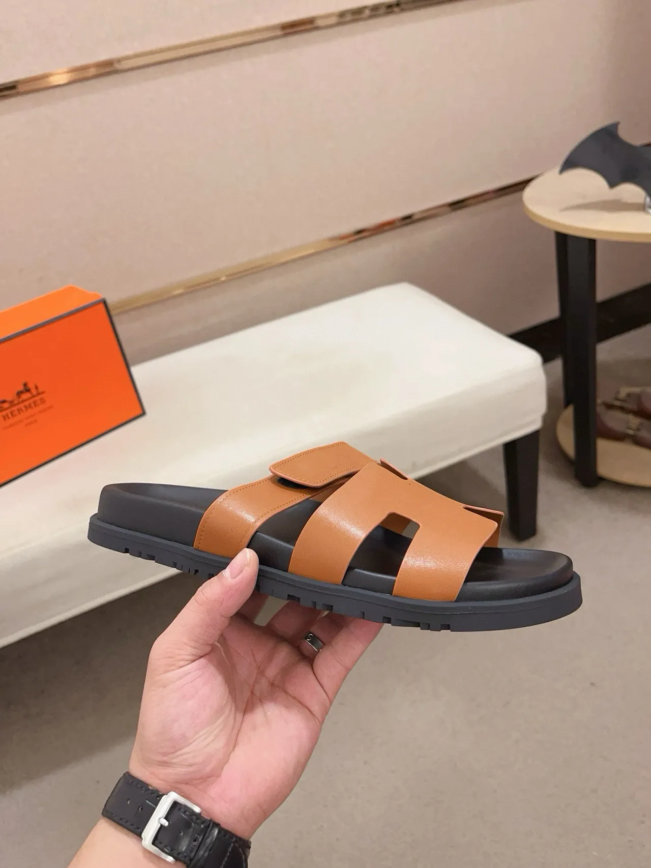 Hermès Oran Cuero Tan y Goma Negra Sandalias Casuales 4