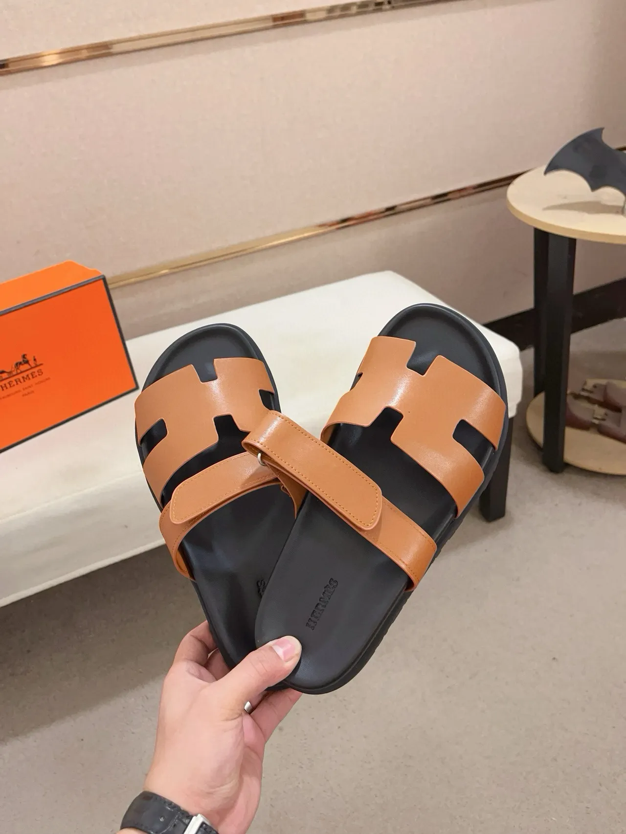 Hermès Oran Cuero Tan y Goma Negra Sandalias Casuales 5