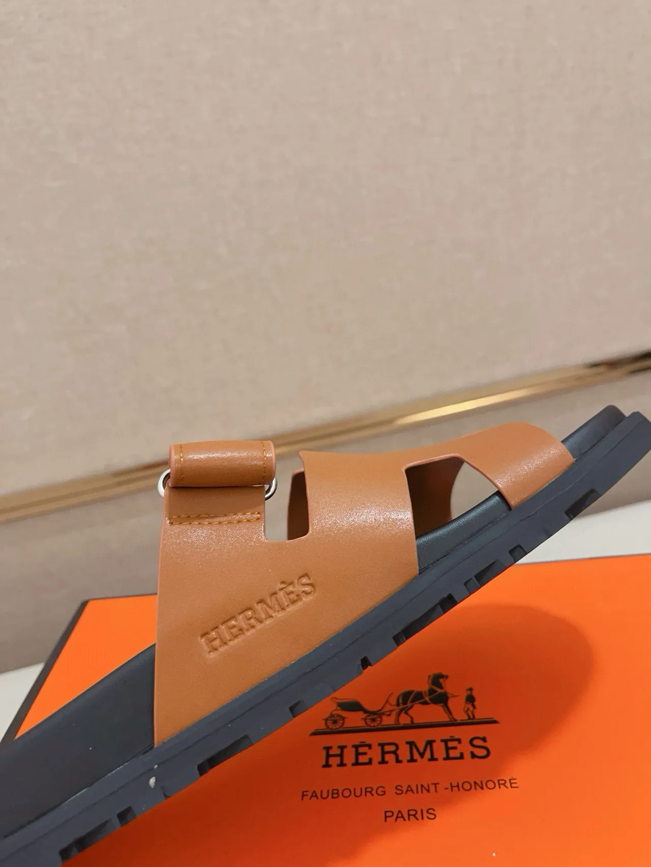 Hermès Oran Cuero Tan y Goma Negra Sandalias Casuales 6