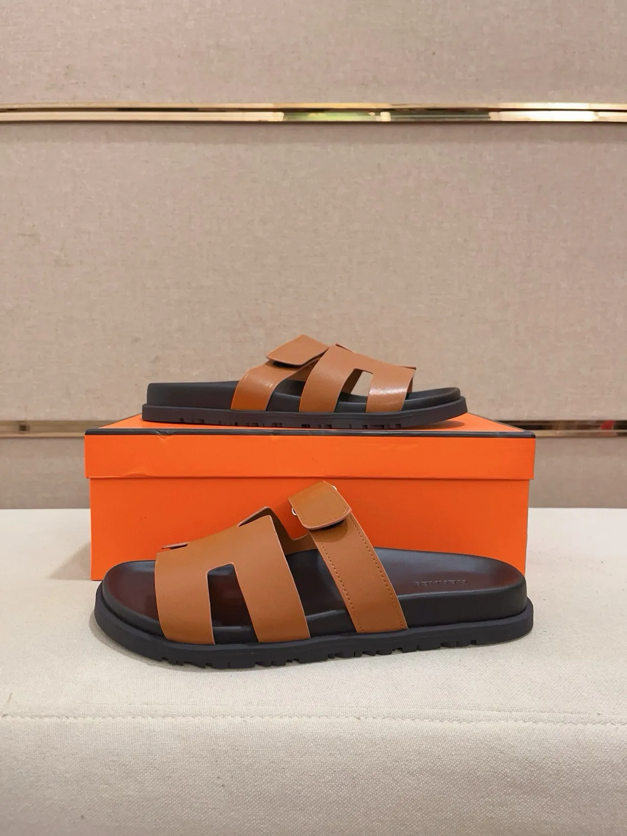 Hermès Oran Cuero Tan y Goma Negra Sandalias Casuales 7