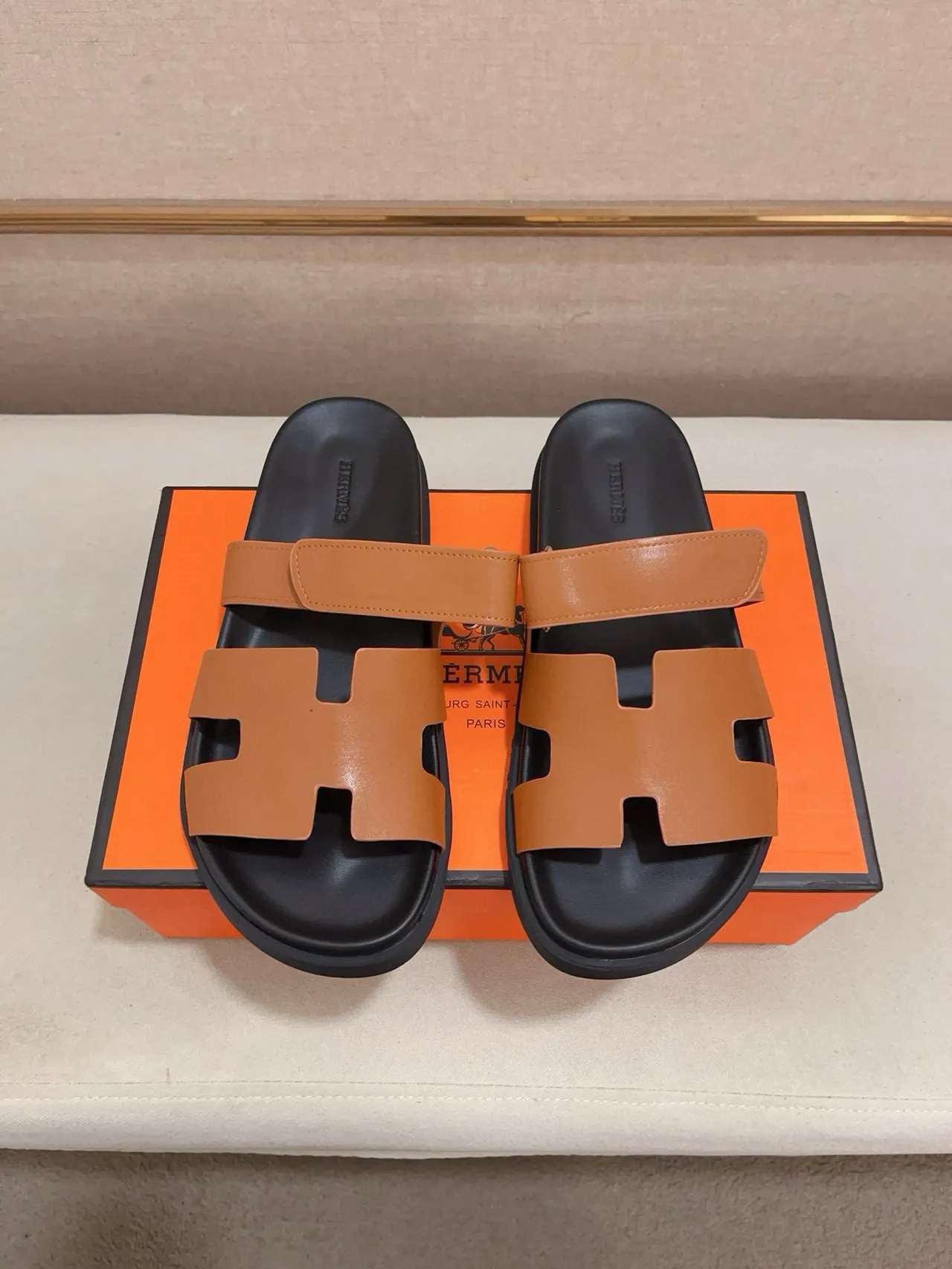 Hermès Oran Cuero Tan y Goma Negra Sandalias Casuales 8