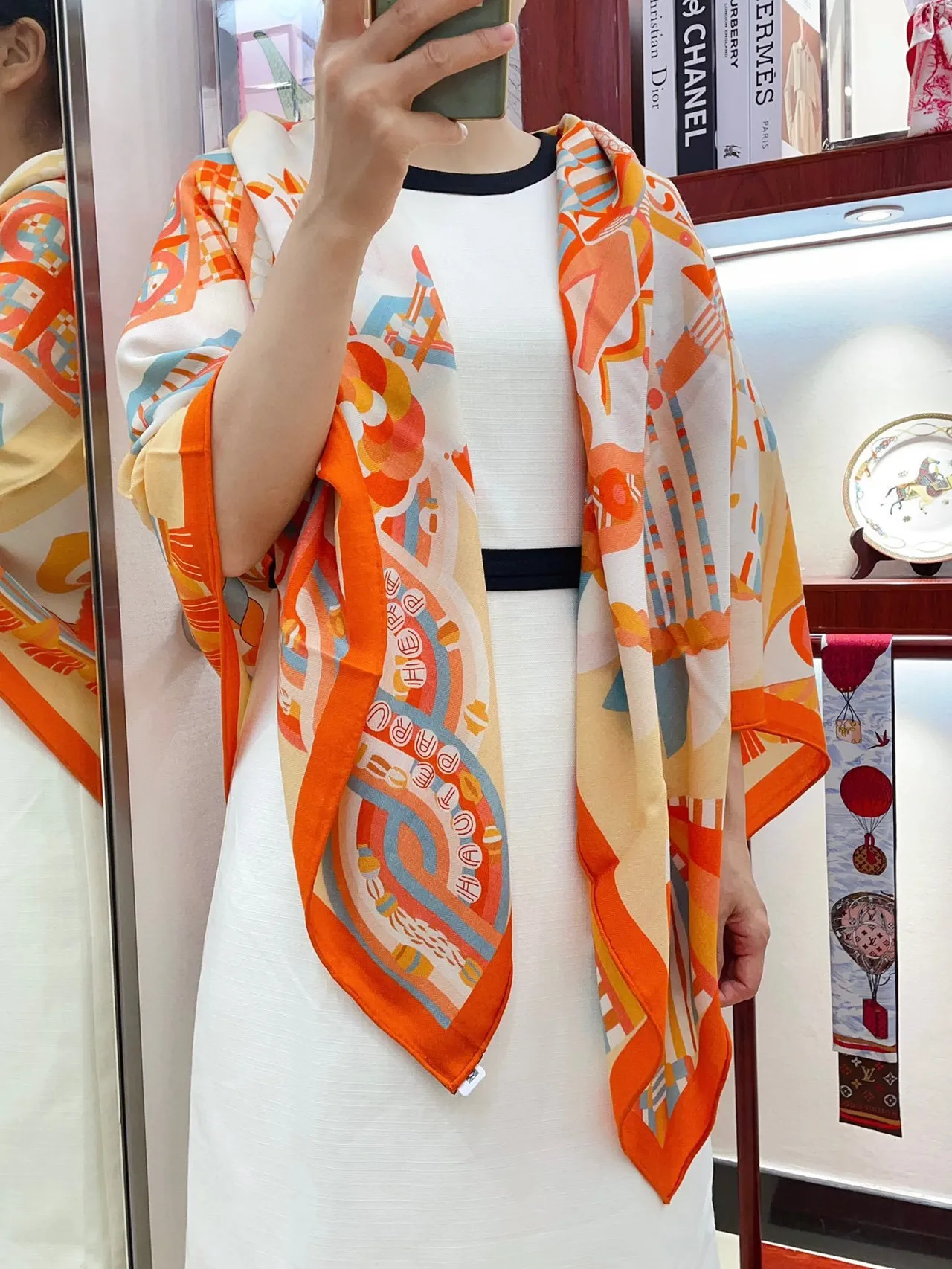Hermès Laranja Multicolor Impressão Geométrica Motivo Xadrez Cachecol de Seda 2