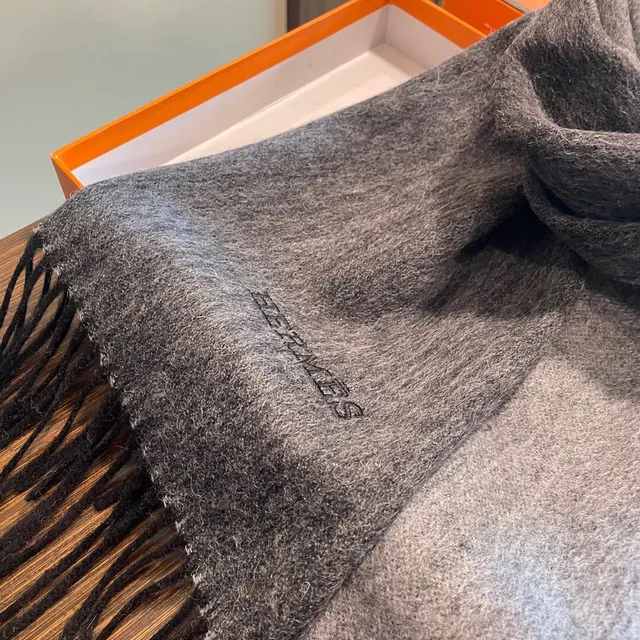 Hermès 灰色格子羊绒围巾 9