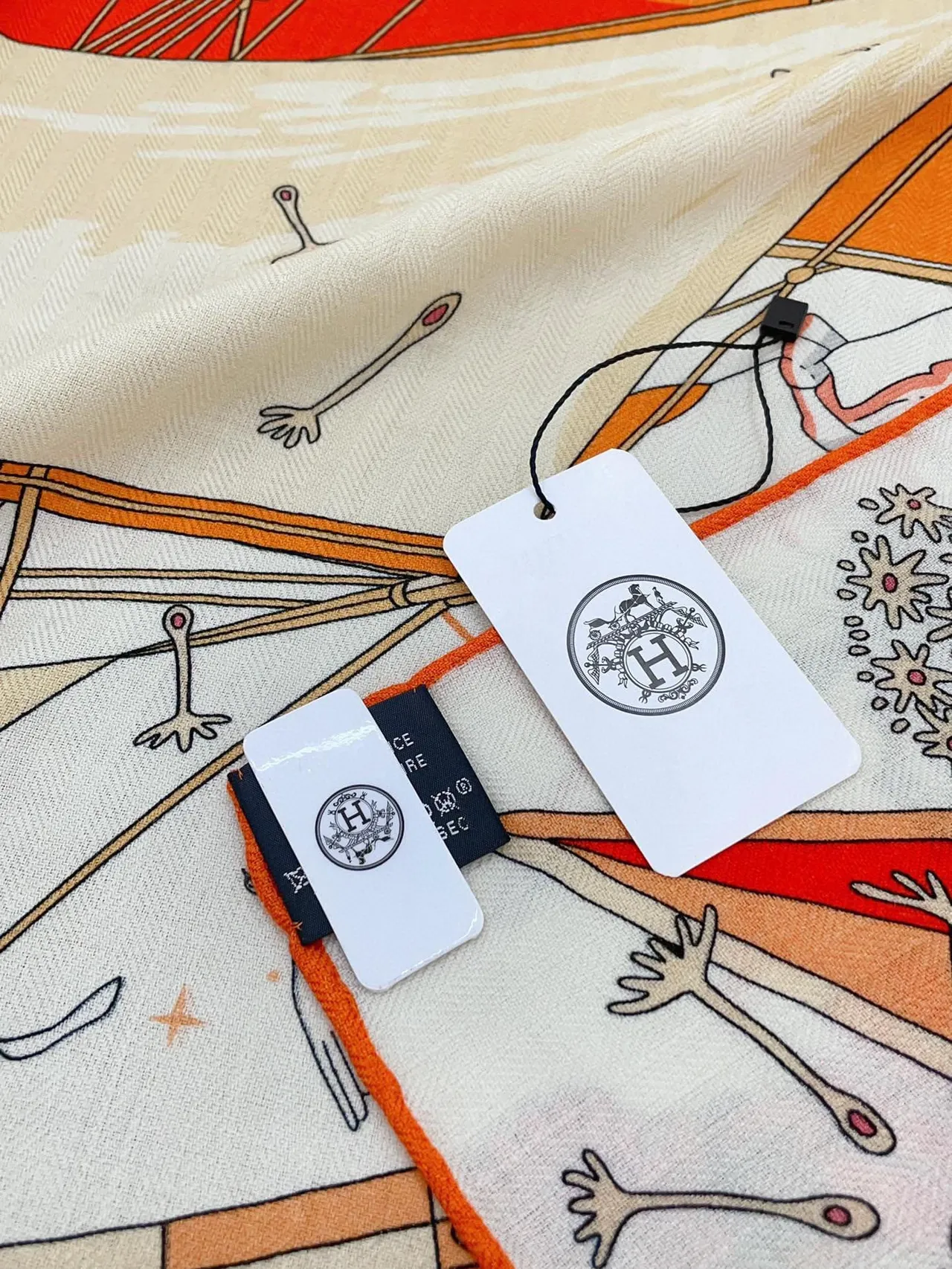 Hermès বেইজ অ্যাবস্ট্রাক্ট মোটিফ মুদ্রিত রেশম শাল 4