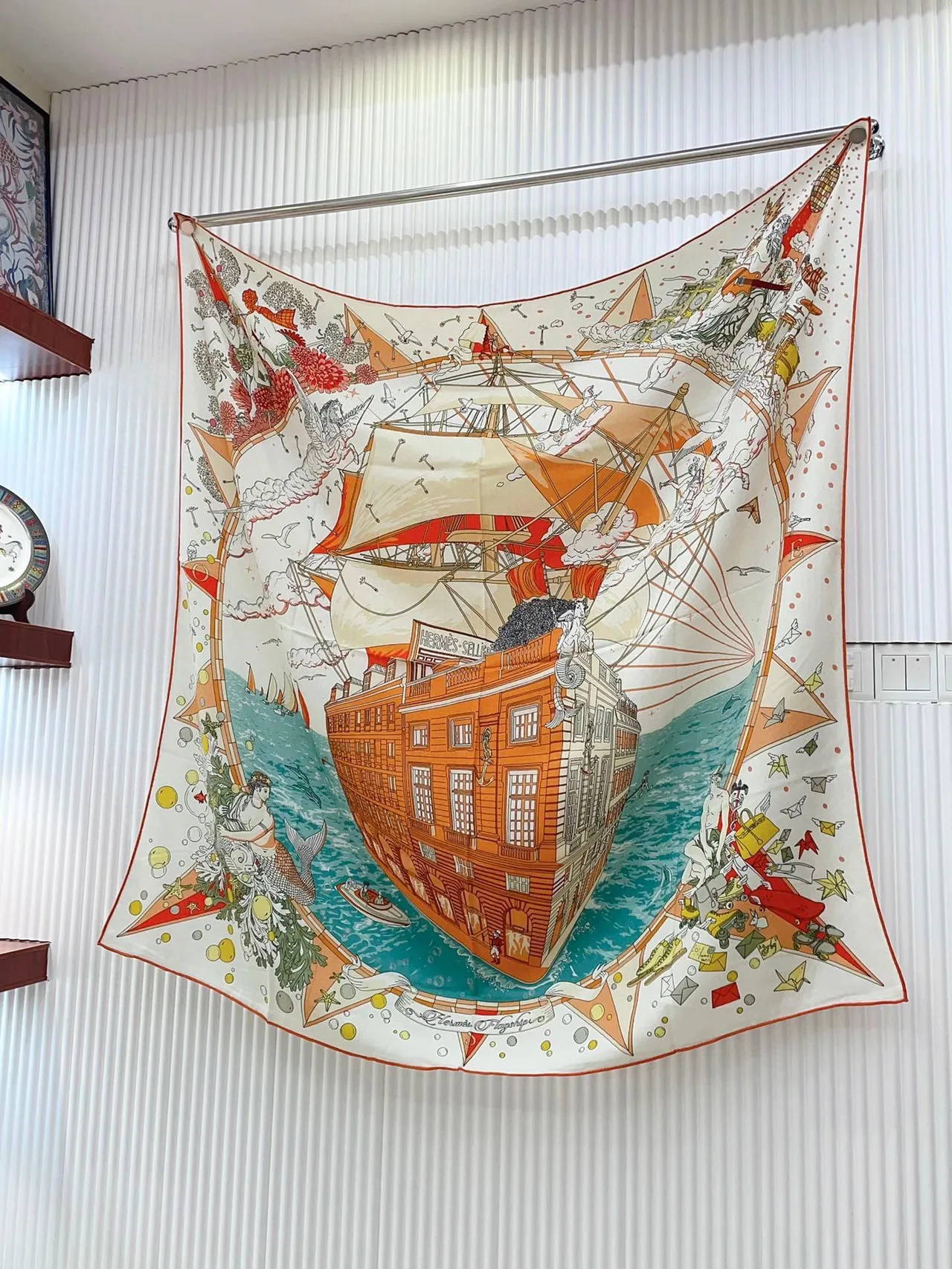 Hermès বেইজ অ্যাবস্ট্রাক্ট মোটিফ মুদ্রিত রেশম শাল 6