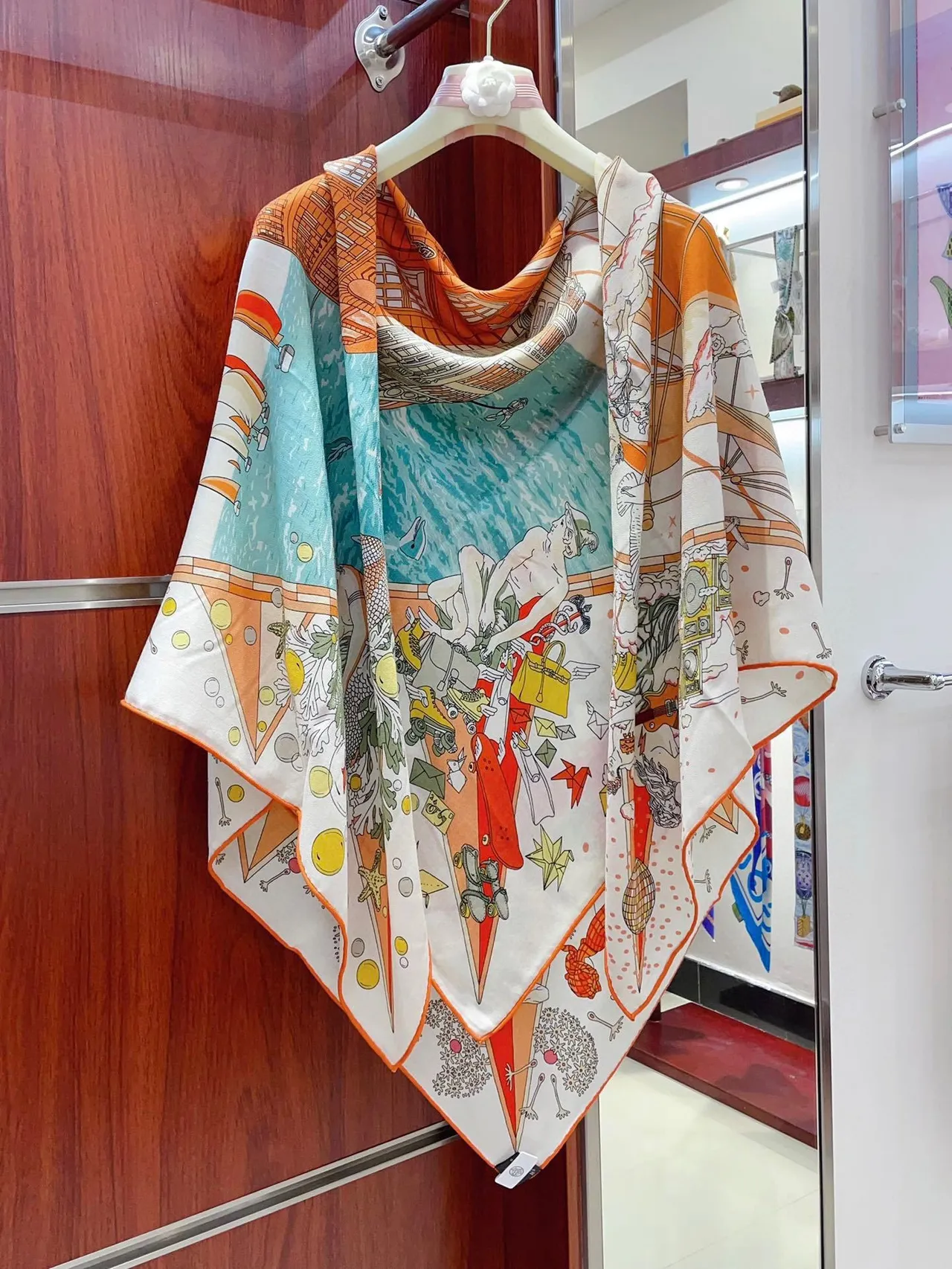 Hermès বেইজ অ্যাবস্ট্রাক্ট মোটিফ মুদ্রিত রেশম শাল 7