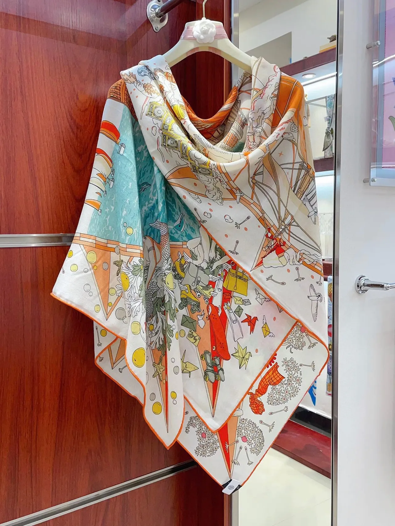 Hermès বেইজ অ্যাবস্ট্রাক্ট মোটিফ মুদ্রিত রেশম শাল 8
