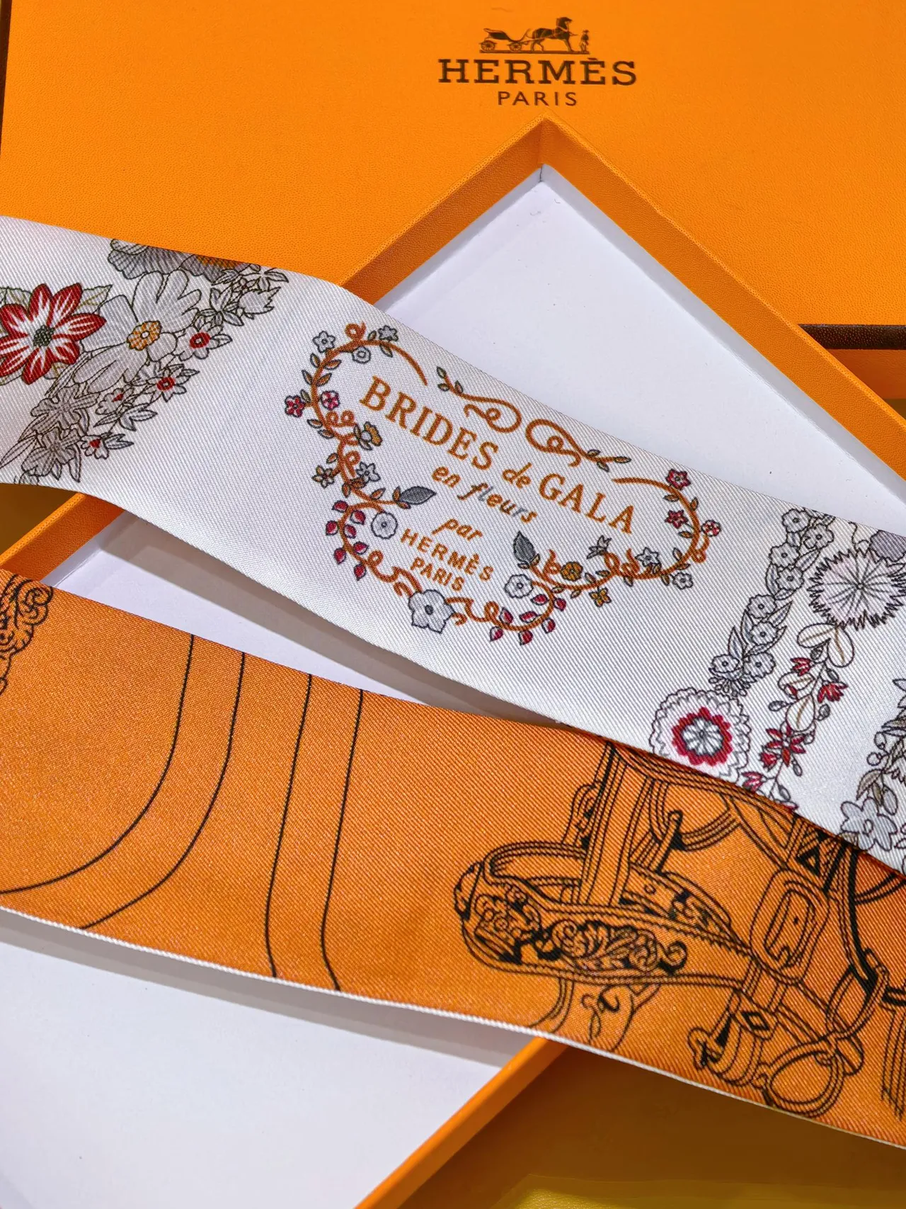 Hermès TWILLY bufanda de seda blanca naranja impresa estrecha 3