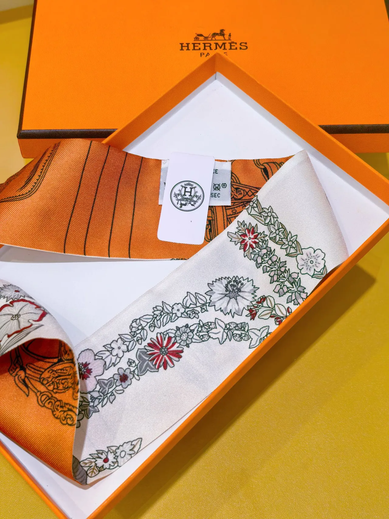 Hermès TWILLY bufanda de seda blanca naranja impresa estrecha 4