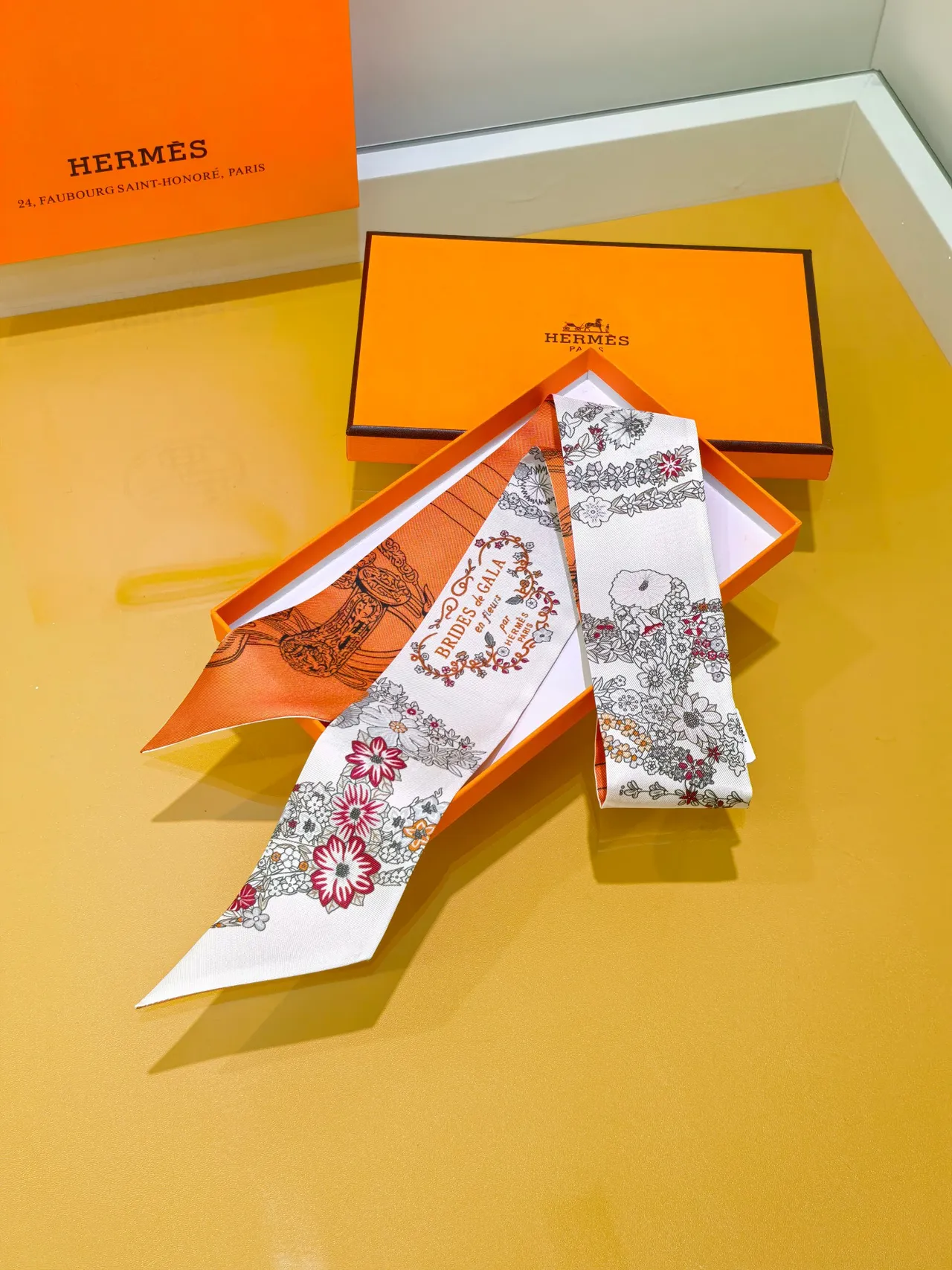 Hermès TWILLY bufanda de seda blanca naranja impresa estrecha 6