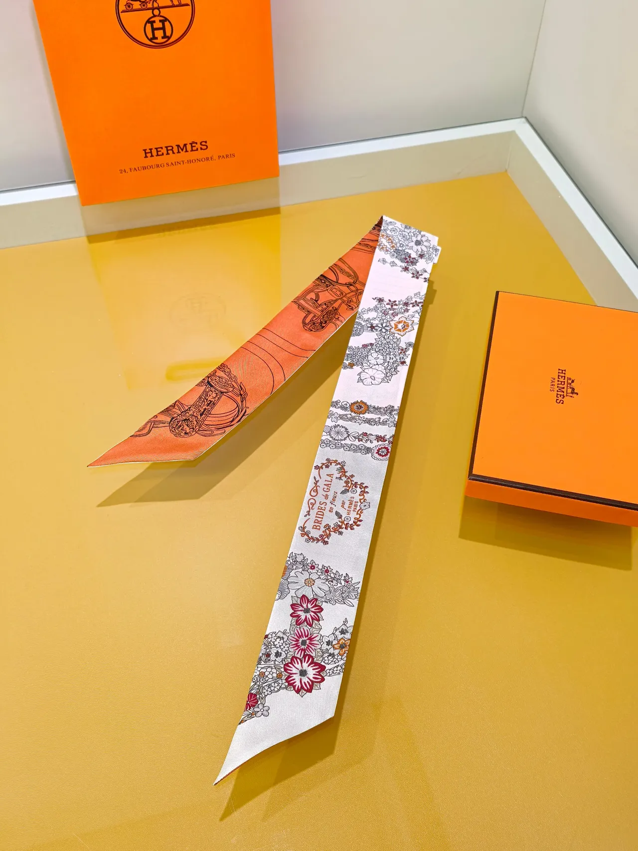 Hermès TWILLY bufanda de seda blanca naranja impresa estrecha 7