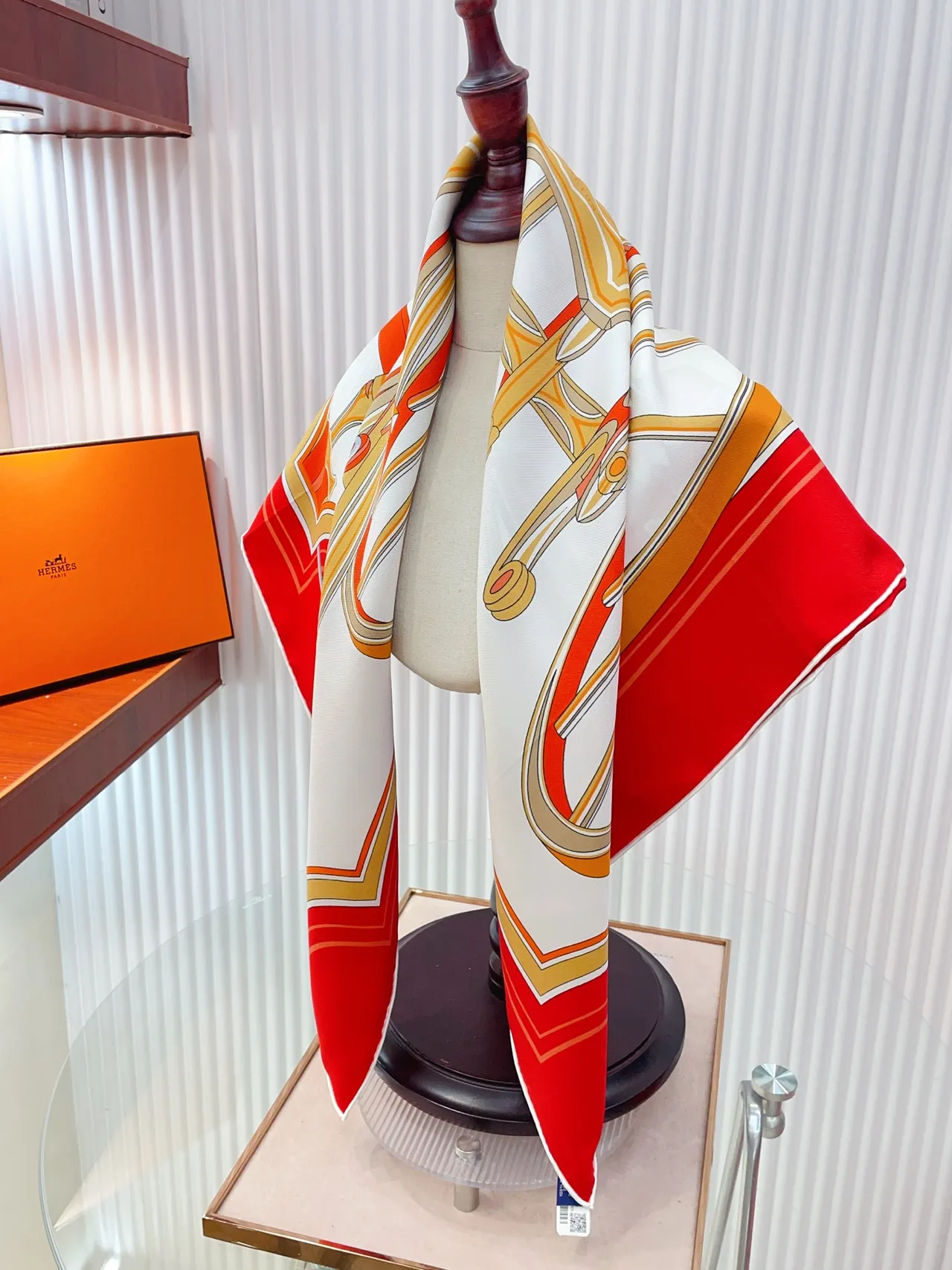 Hermès Wheel Vermelho Dourado Borda Revestida à Mão Motivo de Carruagem Impresso Lenço de Seda 2