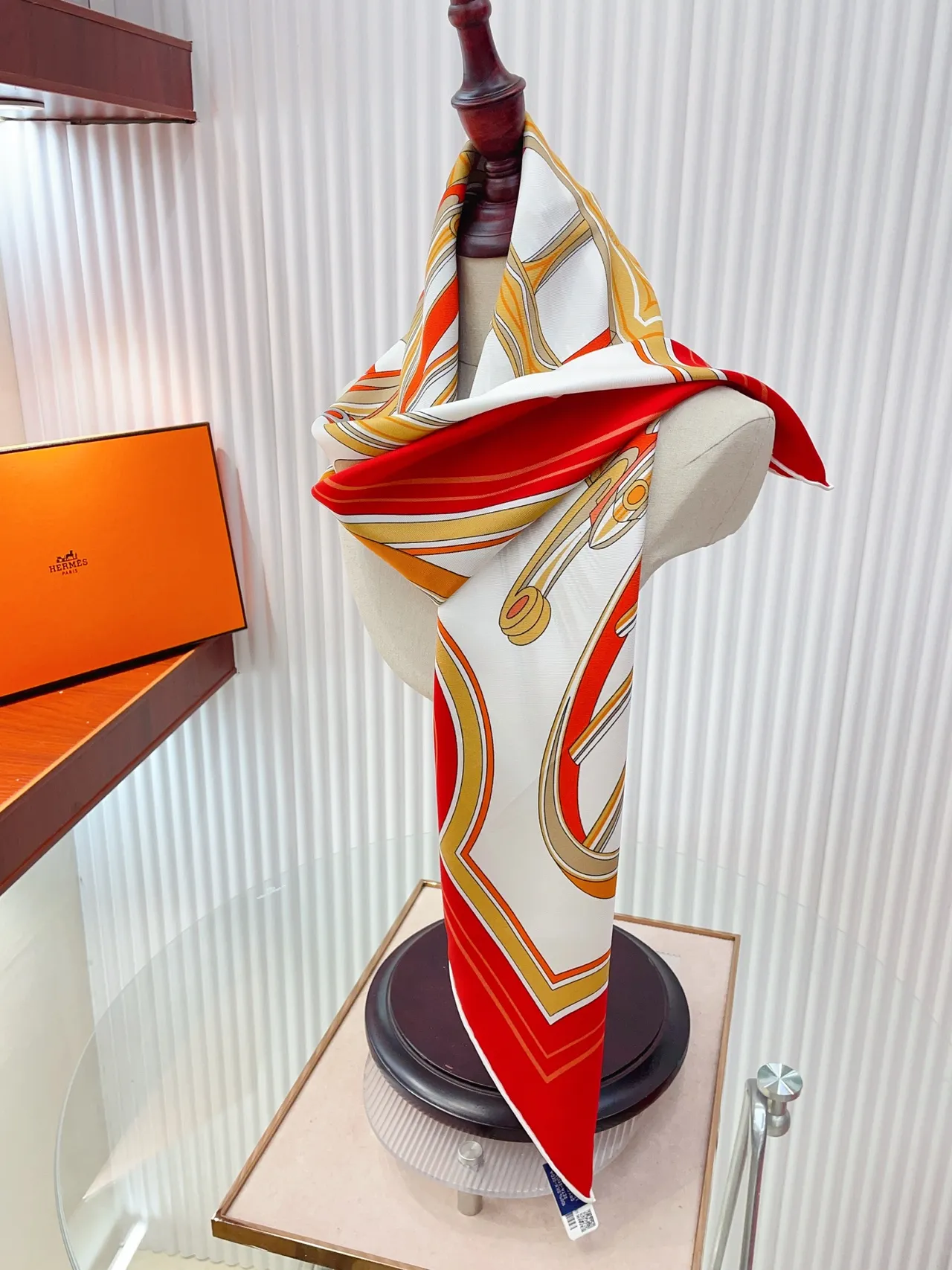 Hermès Wheel Vermelho Dourado Borda Revestida à Mão Motivo de Carruagem Impresso Lenço de Seda 3